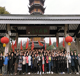 为提升员工的精神状态，增强团队凝聚力和向心力，倡导积极正能量的工作和生活方式，江苏安博电竞集团于2月19日开展了主题为“2019，我们都是追梦人”的八公里开年徒步活动及新春动员大会，安博电竞集团主管级以上领导和各门店店长，100余位同事参加了此次活动。