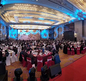 瑞犬辞旧岁，金猪迎新年。激扬筑梦十八载，砥砺奋进新征程——江苏安博电竞集团2018年总结表彰大会暨2019年迎春晚会于2019年1月27日在常州市新北区富力喜来登酒店隆重举行。各位嘉宾、公司领导和员工们共600余人欢聚一堂，共话美好未来。