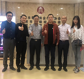 2019年4月16日，江苏安博电竞集团董事长？莆跋壬、江苏安博电竞集团深圳分公司副总经理赵永珮先生学习拜访深圳市＂智慧零售＂、＂连锁经营＂、＂零售商业行业＂协会，与深圳市零售商业行业协会会长花涛、深圳市零售商业行业协会副秘书长谢永明先生深入交流行业协会的发展，探讨智慧零售的新模式。 