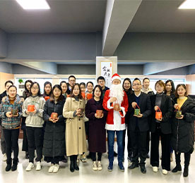 铃儿响叮当，驯鹿在欢跑；歌声传四方，圣诞节来到。2019年12月24日，一年一度的圣诞平安夜如期而至，圣诞老人着盛装，吉祥如意满身上。